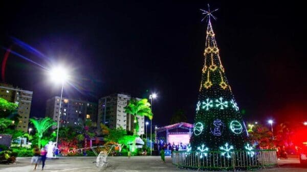 Praça da Cidade a noite iluminada com decoração de Natal e a direita uma arvore de 16 metros com decoração em led