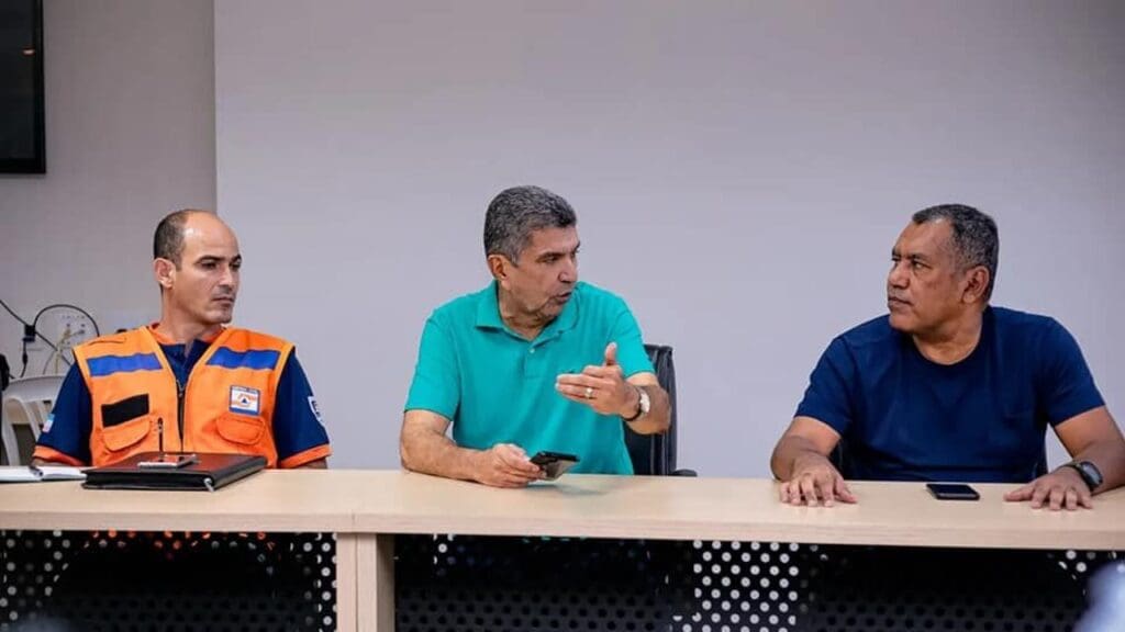 Prefeito da Serra Sérgio Vidigal no gabinete da prefeitura em reunião