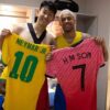 Son e Neymar trocando camisas após jogo