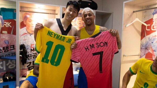 Son e Neymar trocando camisas após jogo