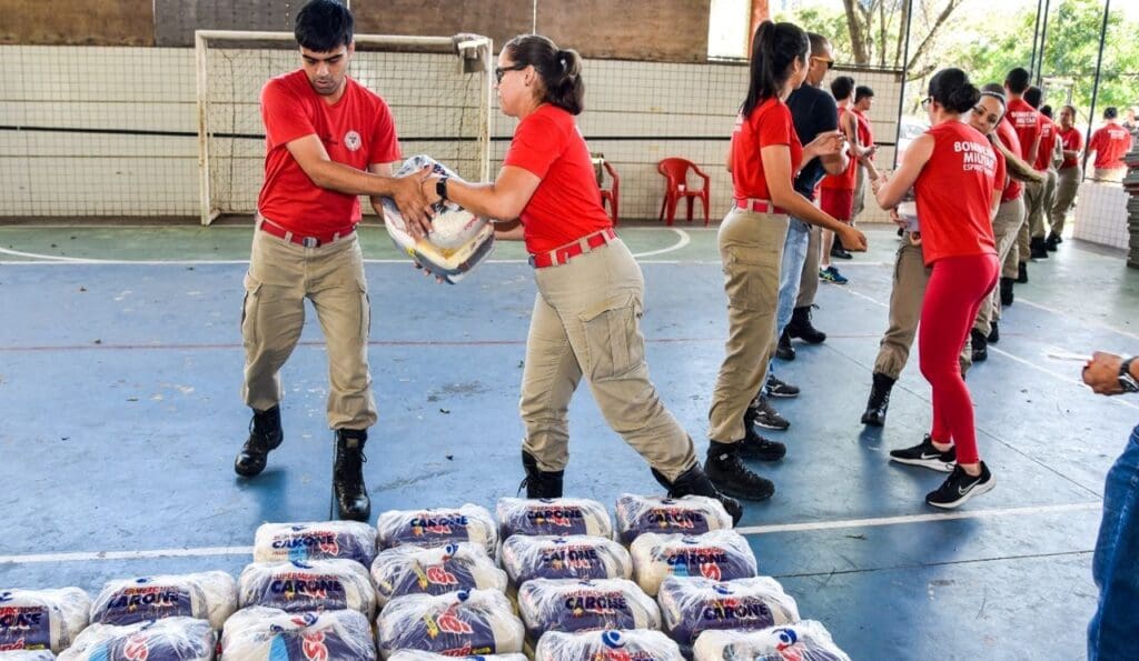 Bombeiros fazem uma fila para agilizar a estocagem de cestas basicas