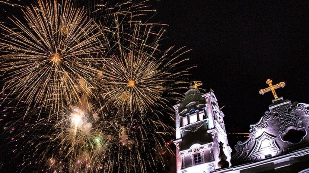 Fogos de artificio iluminando o céu ao lado igreja Matriz em Serra Sede