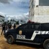 Viatura da Policia Civil do Espirito Santo estacionada em patio de empresa de transporte de combustíveis com agentes da Policia Civil ao lado