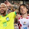 Jogadores Neymar e Modric lado a lado defendendo com o uniforme das suas respectivas seleções