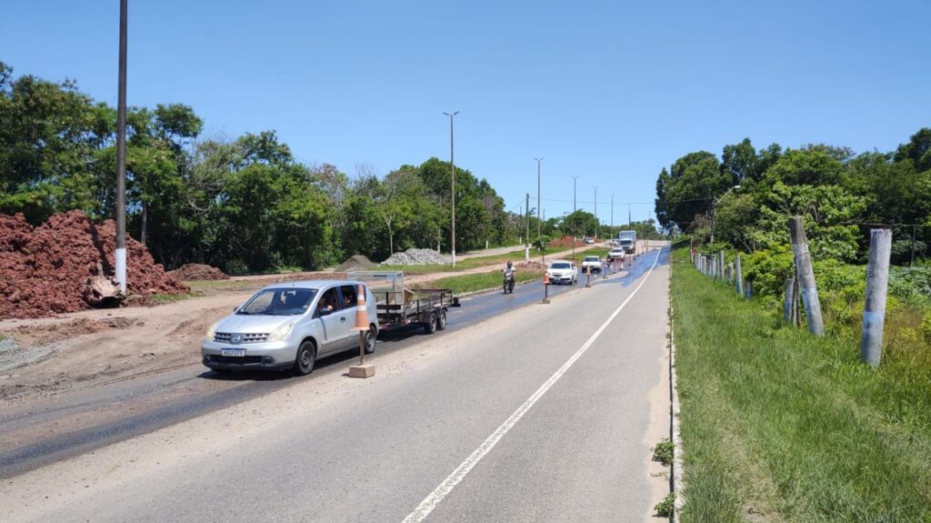 Avenida Audifax Barcelos, em obras com carros se deslocando em velocidade reduzida