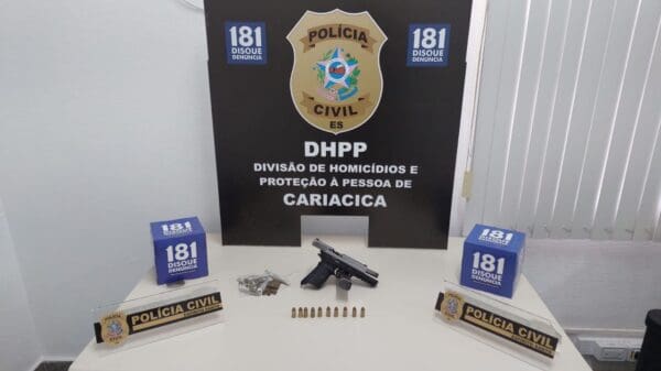Sobre a mesa da Polícia Civil uma pistola .40, 10 munições e buchas de maconha