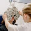 Doutora fazendo exames oculares em paciente
