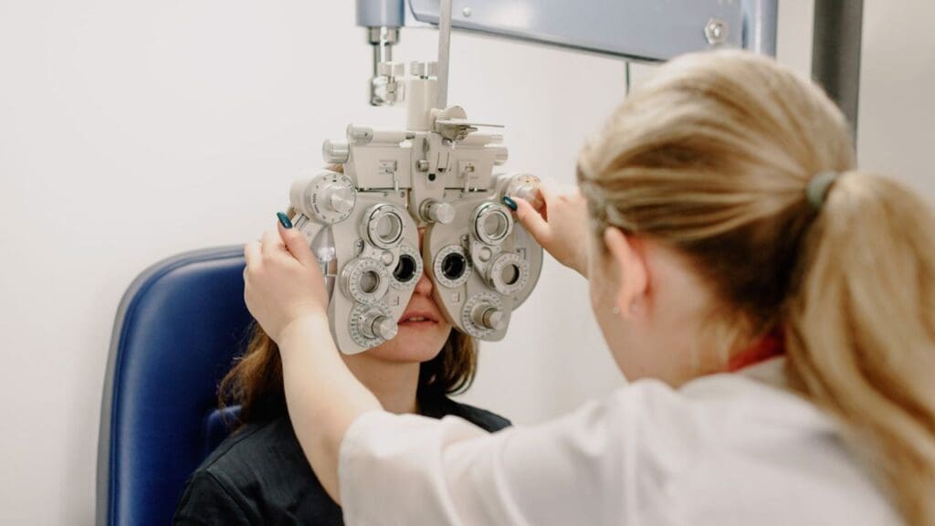 Doutora fazendo exames oculares em paciente