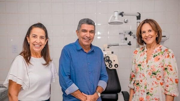 Prefeito Sérgio Vidigal visitando consultório oftalmológico ao lado secretária municipal de saúde, Bernadete Coelho