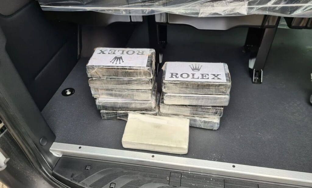 Dez tabletes de cocaína embrulhadas com a marca Rolex, dentro do posta malas de uma Van