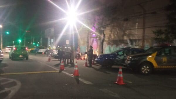 Guarda Civil Municipal de Vitória fazendo fiscalização a noite em carros no bairro Jardim da Penha