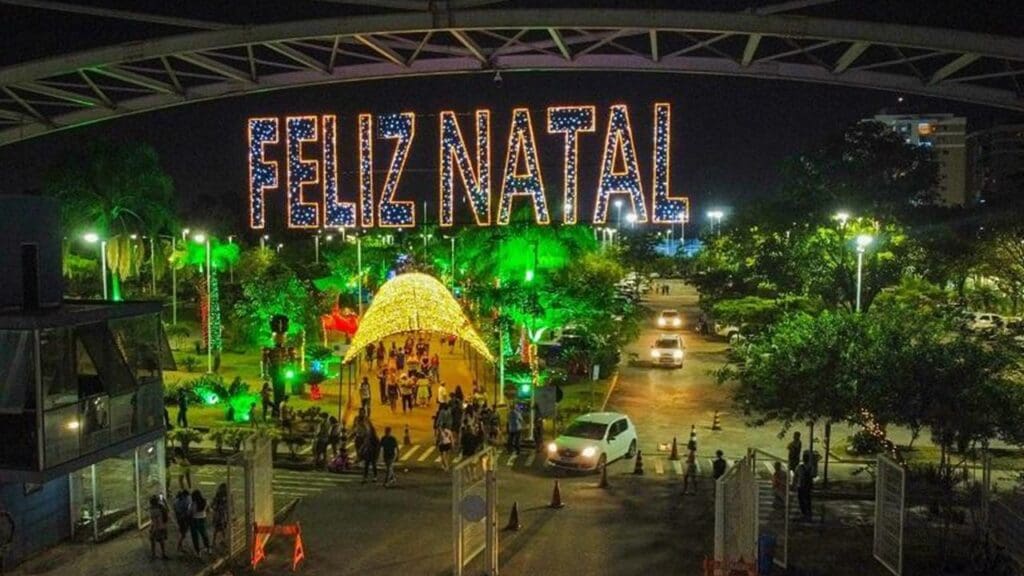 Vista aérea noturna do Parque da cidade enfeitado com luzes de Natal