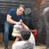 Prefeito de Vitória Lorenzo Pazolini, ajudando a organizar as doações arrecadadas dentro do caminhão