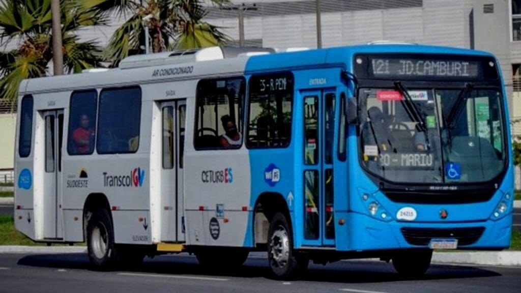 Ônibus da viação Transcol, linha 121 Jardim Camburi