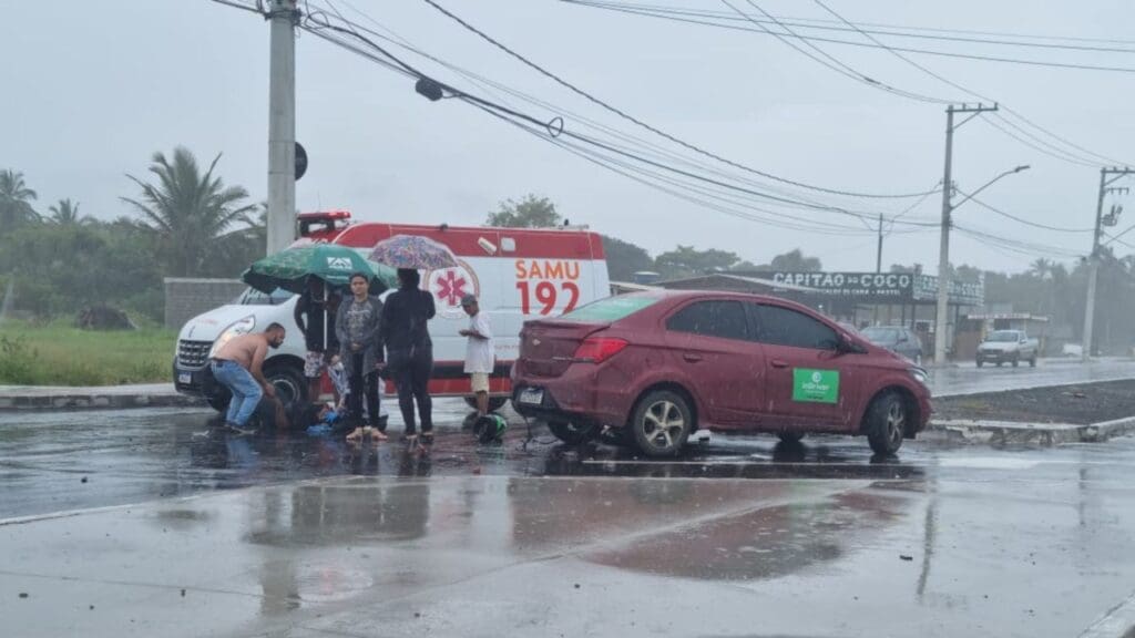 O SAMU esteve no local para socorrer o motociclista que ficou ferido