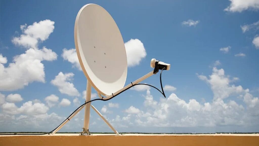 Foto da antena siga antenado instalada em parapeito de uma casa