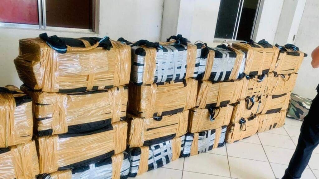 Polícia Federal encontra casa com quase 800 kg de cocaína e casal termina preso na Serra