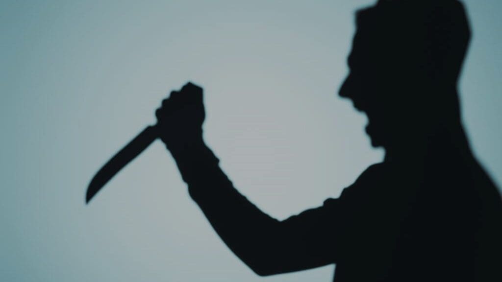 Filho perturba pai e acaba levando “peixeirada no bucho” em bairro da Serra