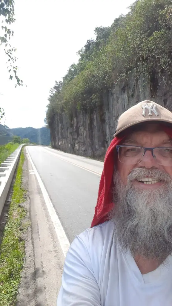 Serrano se inspira no filme "Forest Gump" para viajar mais de 500 km a pé de Vitória até Belo Horizonte