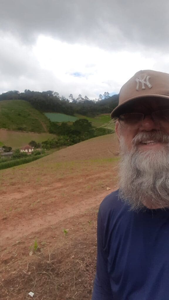 Serrano se inspira no filme "Forest Gump" para viajar mais de 500 km a pé de Vitória até Belo Horizonte