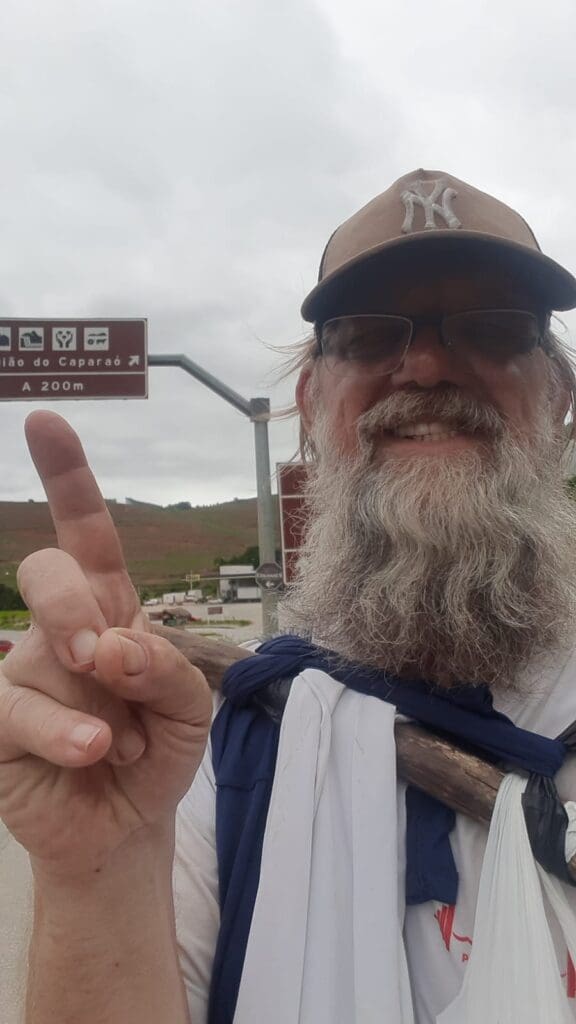 Serrano se inspira no filme "Forest Gump" para viajar mais de 500 km a pé de Vitória até Belo Horizonte