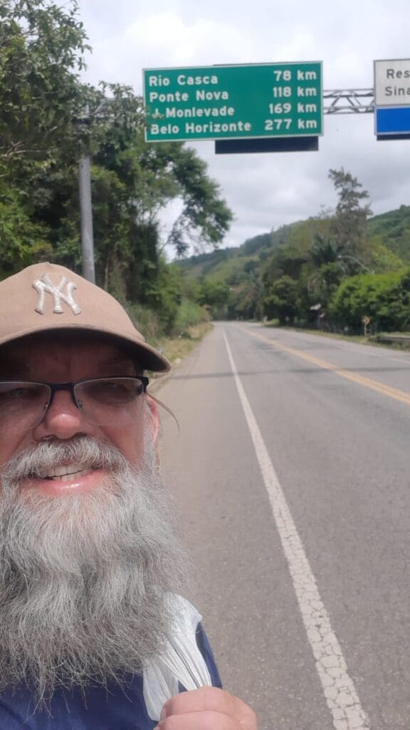 Serrano se inspira no filme "Forest Gump" para viajar mais de 500 km a pé de Vitória até Belo Horizonte