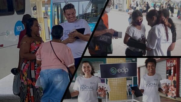 Funcionárias da EDP em terminal de ônibus, posando para foto com tablete e panfleto informativo sobre benefício Tarifa Social