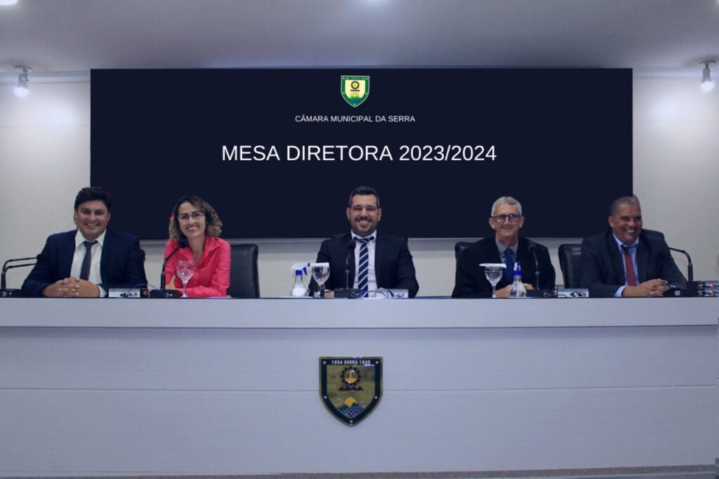 Mesa Diretora da Câmara Municipal da Serra, eleita para o biênio 2023-2024. Presidida pelo vereador Saulo Neves, o Saulinho da Academia, ao meio e os vereadores Gilmar Dadalto (1º vice-presidente); Cleber Serrinha (2º vice-presidente), Elcimara Loureiro (1ª secretária) e Adriano Galinhão (2º secretário).