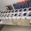 Sobre a mesa da Polícia Rodoviária Federal centenas de iPhones e outros produtos eletronicos recuperados pelas equipes Polícia Rodoviária Federal