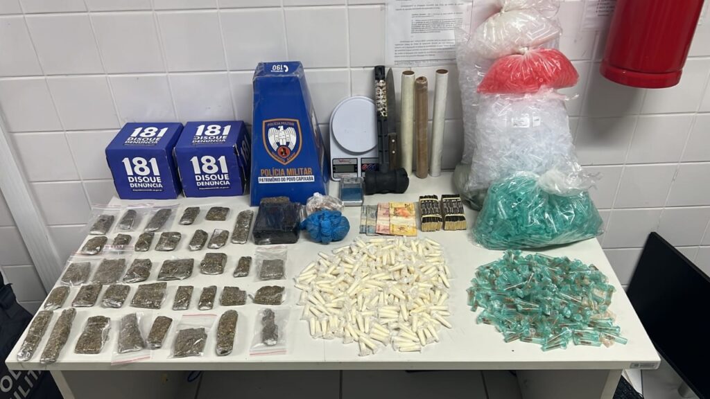 Sobre a mesa da 3ª Delegacia de Polícia localizada em Laranjeiras/Serra centenas de drogas espalhadas cocaína, crack e maconha