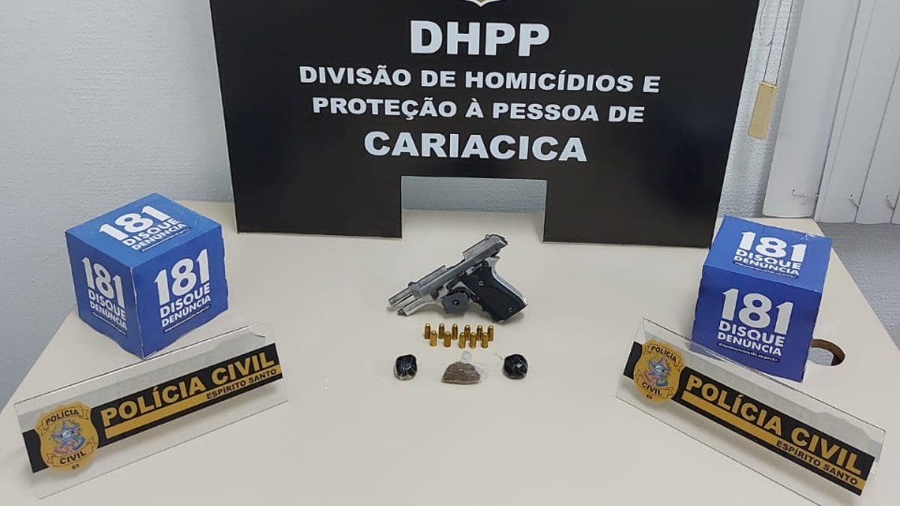 Sobre a mesa da Delegacia uma pistola calibre 380 com numeração raspada, um carregador e munições do mesmo calibre, duas bolas de haxixe e uma bucha de maconha
