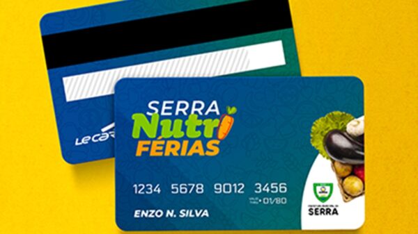 Imagem de dois cartões alimentação Serra Nutri Ferias, um cartão mostrando a parte frontal do cartão e o outro que está virado mostrando a parte de trás