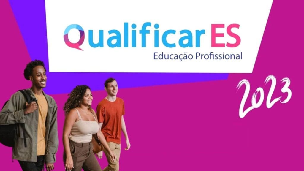 Divulgação do Projeto Qualificar Es três jovens sorridentes andando juntos, fundo da imagem rosa pink, e na parte superior uma arte em azul e branco, com o nome Qualificar Es / Educação Profissional 2023