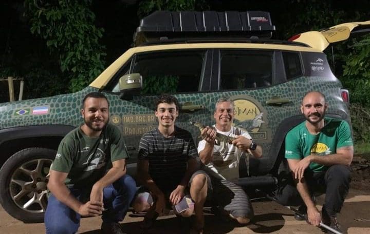 Vídeo: filhote de jacaré invade fórum cível em Jardim Limoeiro