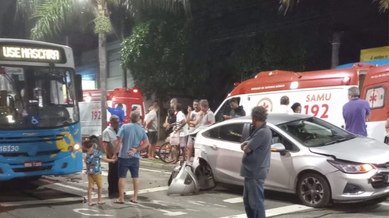 Grave acidente envolvendo três carros e um ônibus deixa feridos em Jardim Limoeiro
