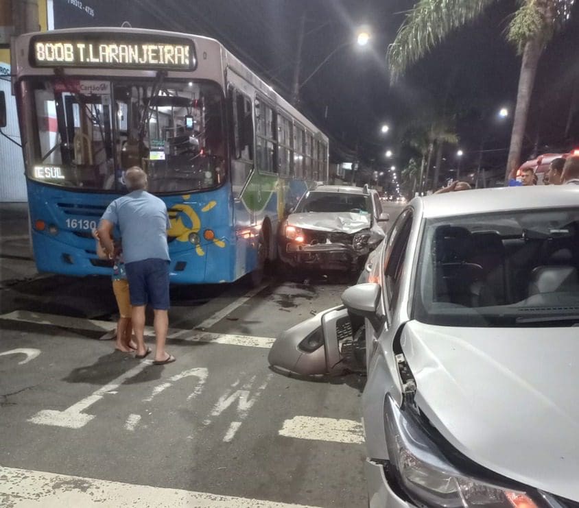 Grave acidente envolvendo três carros e um ônibus deixa feridos em Jardim Limoeiro