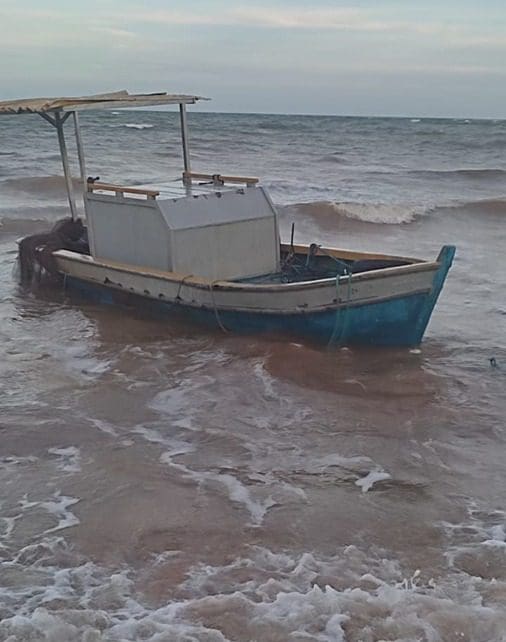 Vídeo: barco misterioso aparece na praia de Jacaraípe