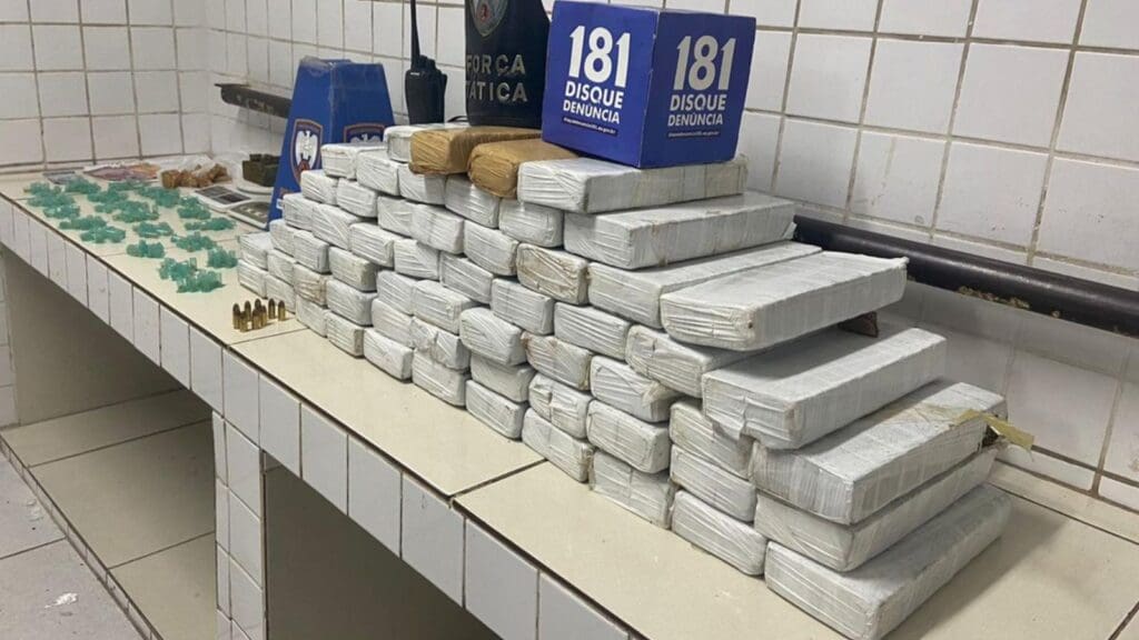 Destaque a grande quantidade de tabletes de maconha