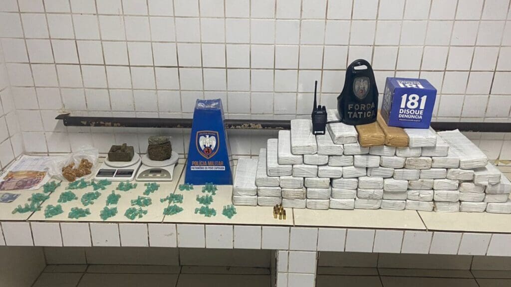 Bancada com tabletes de maconha e outros tips de drogas apreendidas