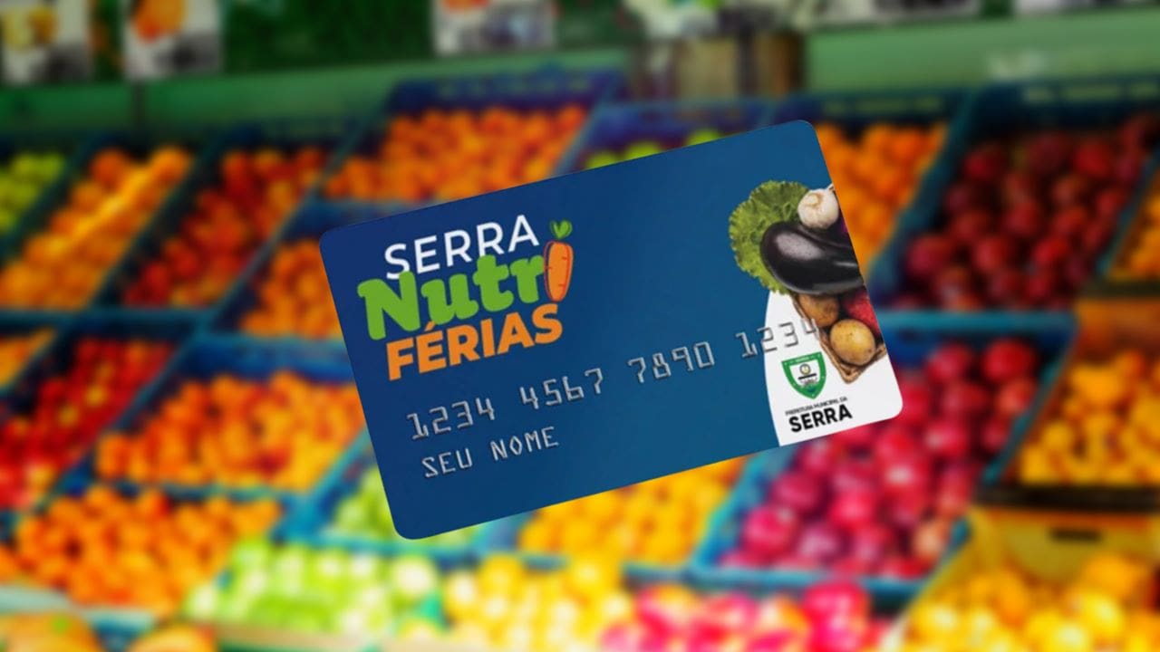 Arte para divulgar o cartão Serra Nutri Férias, em destaque centralizado o cartão alimentação azul com a logo Serra Nutri Ferias e ao fundo desfocado uma banca de frutas