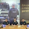 Coletiva da Policia Civil especializada em furto e roubo de automóvel, 5 agentes sentados conversando com os reposrteres