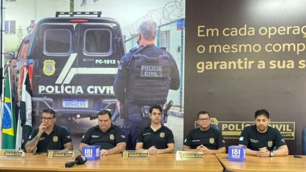 Coletiva da Policia Civil especializada em furto e roubo de automóvel, 5 agentes sentados conversando com os reposrteres