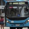 Foto de um ônibus azul do sistema Transcol linha 171 Sambão do Povo passando em uma avenida de Vitória