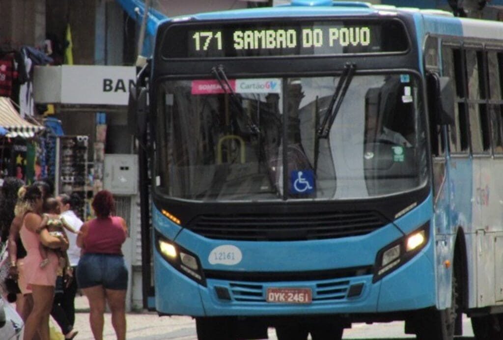 Foto de um ônibus azul do sistema Transcol linha 171 Sambão do Povo passando em uma avenida de Vitória