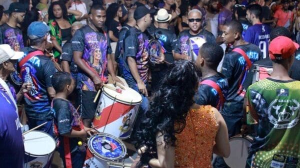 foto de imagens de ensaio de bateria vários jovens tocando bateria e dançando samba