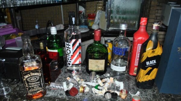 Várias bebidas alcoólicas sobre um balcão de uma boate