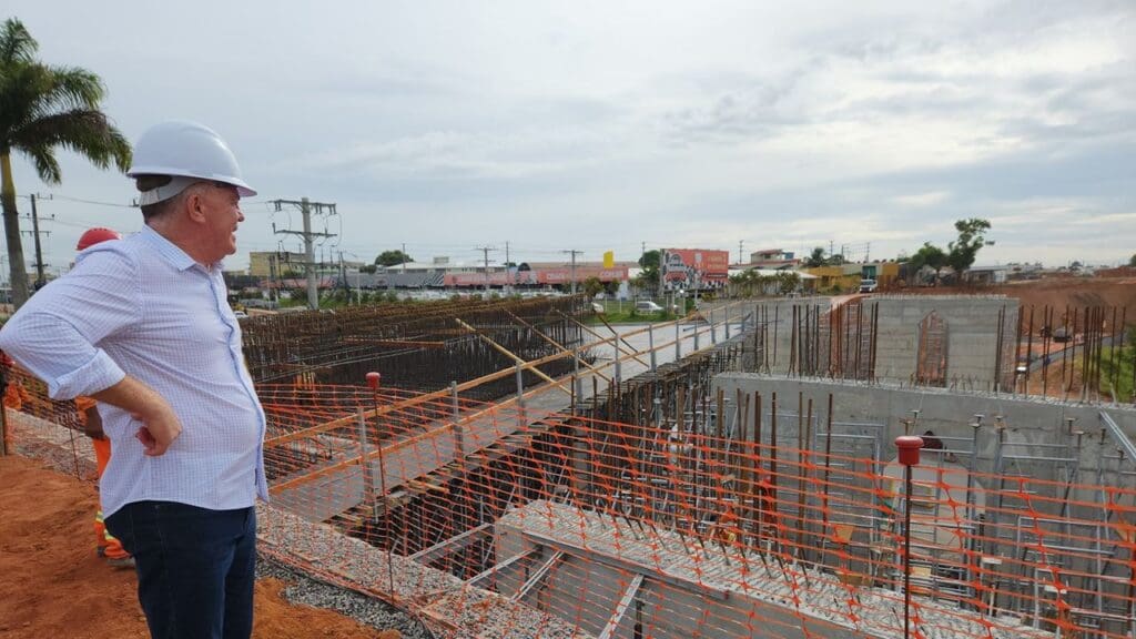 Foto Governador Renato Casagrande olhando as obras do Complexo Viário Carapina