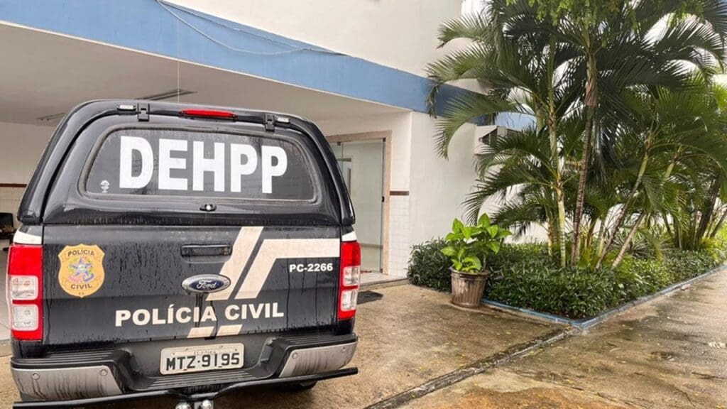 Viatura da DEHPP parada em frente a delegacia em Vitoria