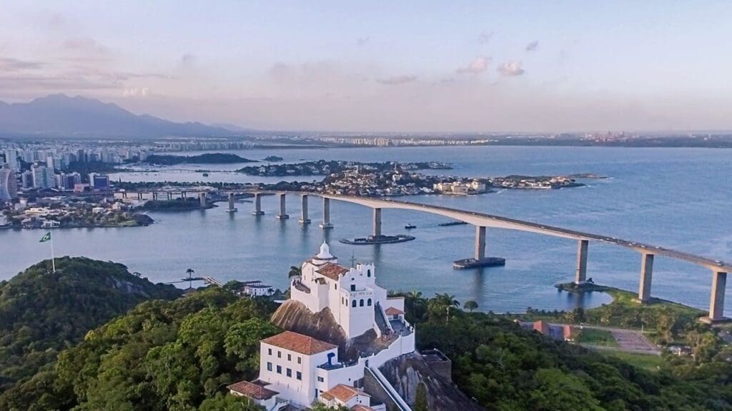 Vista aérea da grande Vitória na parte inferior Convento da Penha, na parte central da foto Vitória e na parte superior vemos as montanhas da Serra