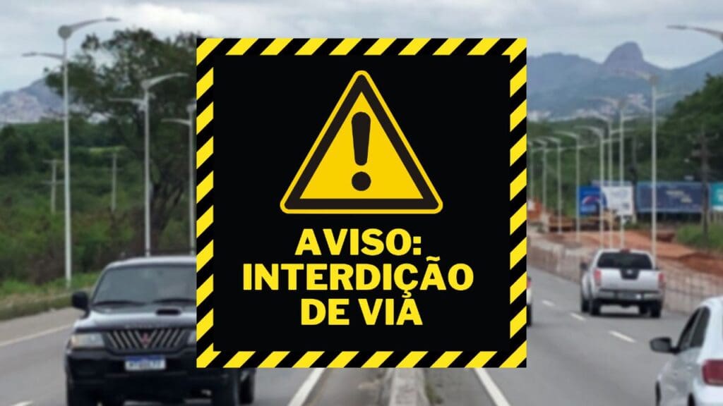 Arte com aviso de interdição de via e no fundo desfocado a Rodovia Paneleiras